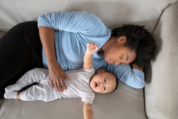 Kenapa Bayi Sering Melihat ke Atas? Ini Penjelasannya, Moms