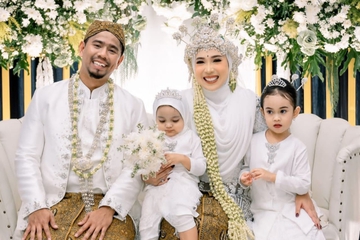 Potret Seru Fitri Tropica dan Suami Rayakan Hari Jadi Pernikahan