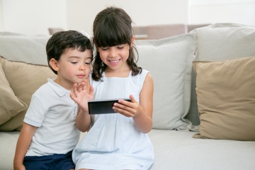Mata Anak Berkedip-kedip Karena HP, Ini Cara Mengatasinya, Moms