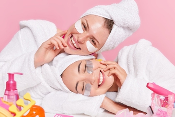 Miliki Wajah Glowing dengan Lakukan Tren Skin Cycling Yuk, Moms!