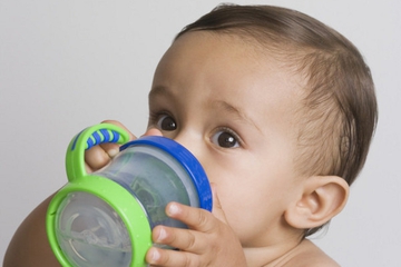Si Kecil Mulai Minum Dari Cangkir