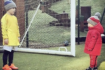 Wayne Rooney Temani Anak Bermain Bola