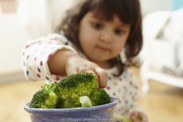 Tips Atasi Anak yang Rewel Makan 