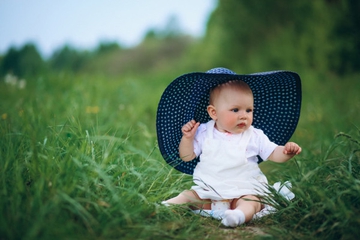Kenapa Bayi Menangis Saat Didudukkan di Atas Rumput?