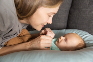 Begini Cara Berkomunikasi yang Tepat dengan Bayi, Moms