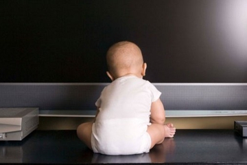 Jangan Biarkan Bayi Menonton Televisi!