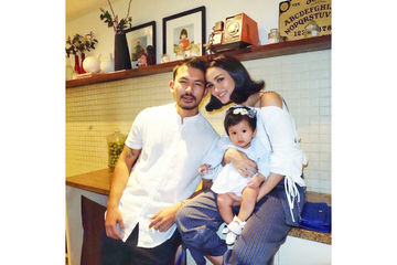 Ini Cara Atiqah Hasiholan & Rio Dewanto Mengasuh Anak