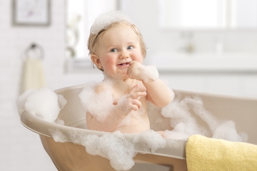 Hindari Mandi Busa untuk Bayi Anda, Ini Bahayanya!