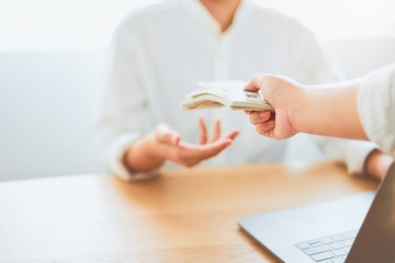 8 Tips Bijak Meminjamkan Uang pada Keluarga dan Teman
