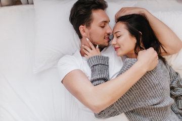 Ini Alasan Malam Hari Jadi Waktu yang Tepat untuk Bercinta