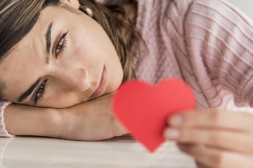 Kenali 5 Tanda Love Bombing dan Bahayanya bagi Pernikahan