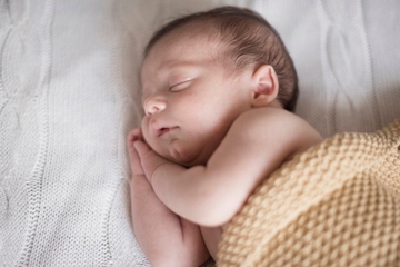 Kebiasaan Unik Bayi saat Tidur yang Bisa Ganggu Kesehatannya