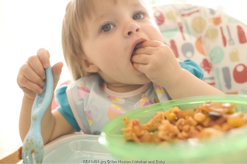 Kapan Anak Belajar Makan Sendiri?