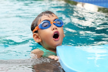 5 Tahap Mengajarkan Anak Berenang 
