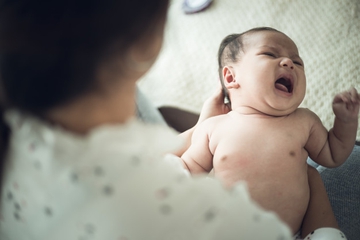 Mengatasi Masalah Sulit BAB pada Bayi