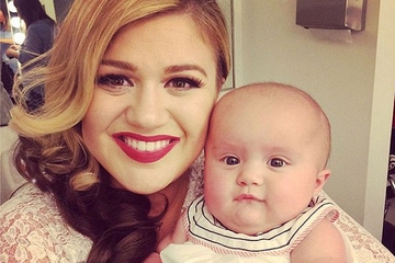 Kelly Clarkson Berbagi Foto Bersama Anak di Instagram