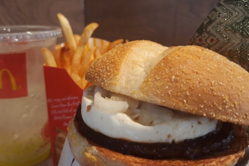 Yuk, Ajak Keluarga Menyantap Burger Rendang Ini!