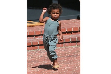 North West: Stylish dengan Jumpsuit