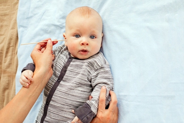 Moms, Kenali Gejala Otitis Media pada Anak