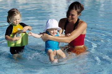Mengajak Bayi ke Kolam Renang Umum
