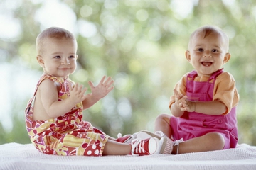 Perkembangan Tangan Bayi Usia 9-12 Bulan