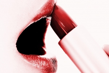 Tampil Elegan dengan Lipstik Gelap