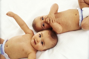 Tips Menyusui Bayi Kembar
