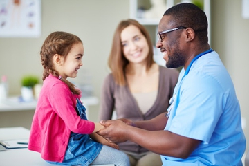 5 Trik Mencari Dokter Anak yang Tepat