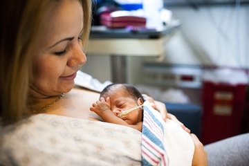 Merawat Bayi Prematur dengan Kangaroo Mother Care