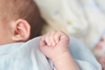 5 Cara Aman Membersihkan Telinga Bayi