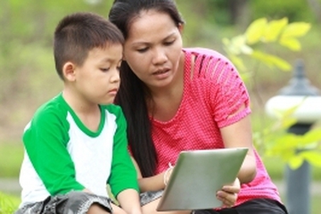 4 Cara Mengatur Anak Bermain Gadget