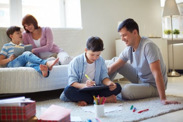 Pola Asuh Orang Tua Millenial: Teman & Drone Parenting