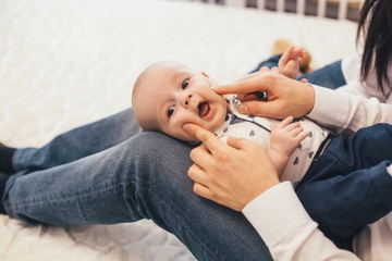 Alasan Sains Mengapa Anda Gemas dan Ingin Mencubit Pipi Bayi