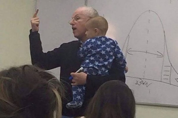Dosen Mengajar Sambil Menggendong Bayi