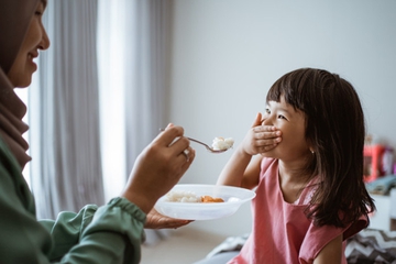 Moms, Ini Pandangan Islam Soal Anak Suka Menyisakan Makanan