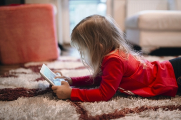 Moms, Ini Ciri-Ciri Anak Kecanduan Gadget