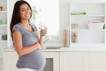 Ini Bahayanya Jika Ibu Hamil Kurang Minum Air Putih