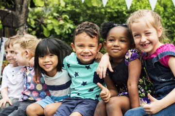 9 Cara Mengajarkan Anak agar Jadi Teman yang Baik