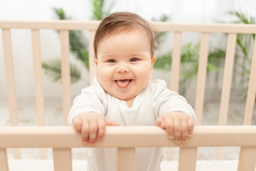 Bayi Sering Menjulurkan Lidah, Normalkah? Ketahui 8 Penyebabnya
