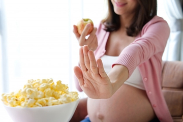 Daftar Makanan yang Pantang Dikonsumsi Selama Hamil