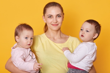 Jangan Katakan 5 Hal Ini pada Ibu dari Anak Kembar