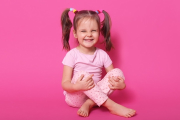 7 Tanda Si Kecil Tumbuh Menjadi Anak yang Bahagia
