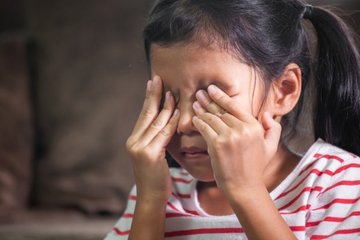 Ini Tips Mengatasi Kelilipan pada Balita, Moms