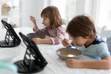 Bolehkah Si Kecil Makan Sambil Main Gadget?