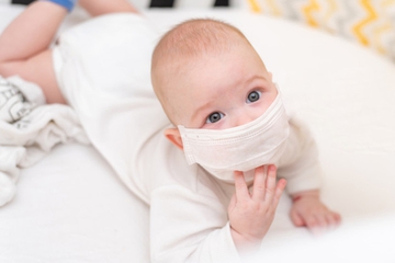 Hati-hati, Moms! Ini Bahaya Memakaikan Masker pada Bayi