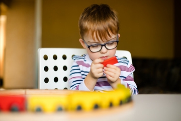 Moms, Kenali 7 Ciri Utama Autisme pada Anak