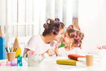 Mengenal Gaya Ibu Mengasuh Anak Dilihat dari Zodiaknya