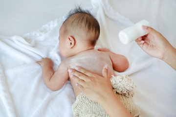 Ini Dia Bahaya Bedak Tabur untuk Si Kecil