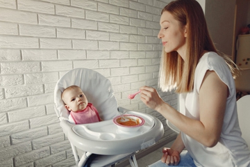 Ini Alasan Anda Tidak Boleh Meniup Makanan Bayi