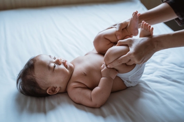 Bayi Susah BAB? Coba Pijat Gowes Sepeda ala Mona Ratuliu
